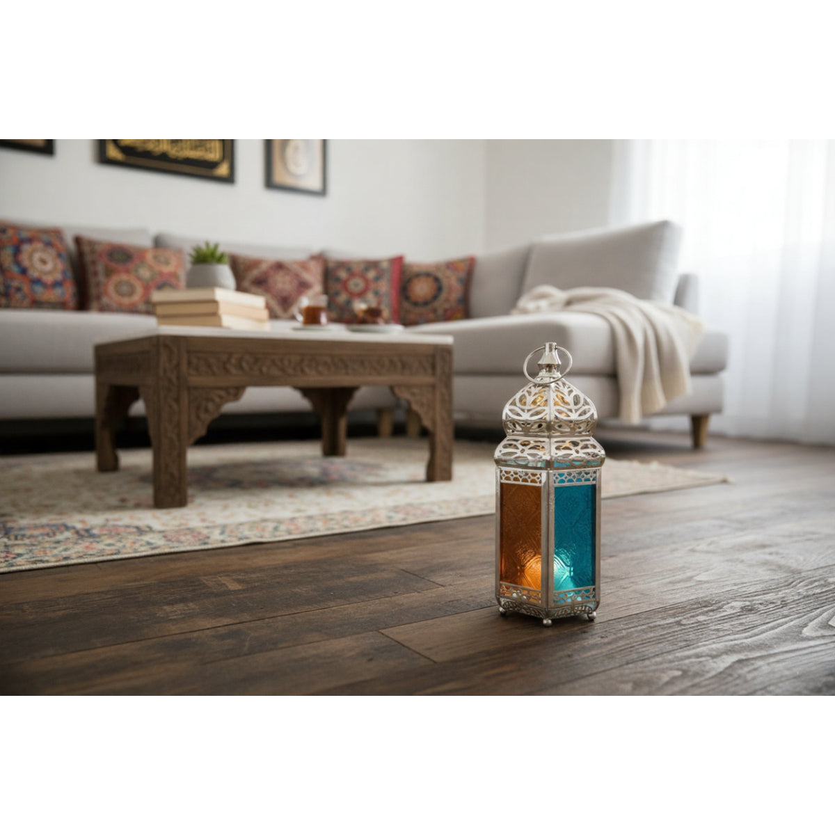فانوس رمضان معدني بتصميم مغربي عتيق - زجاج ملون ونقوش هندسية